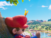 Em um momento de tranquilidade antes da aventura cósmica, Mario tira um cochilo embaixo de uma árvore colorida - provocando a calma antes da tempestade interestelar em The Super Mario Galaxy Movie.