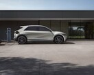 O Hyundai Ioniq 5 carregando em frente a um prédio (Fonte da imagem: Hyundai Motor Group via Unsplash; cortado)