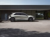O Hyundai Ioniq 5 carregando em frente a um prédio (Fonte da imagem: Hyundai Motor Group via Unsplash; cortado)
