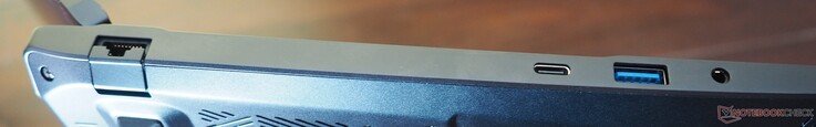 Lado esquerdo: RJ45-LAN, USB-C 3.2 Gen2 (DP 1.4 e PD), USB-A 3.2 Gen1, entrada/saída de linha