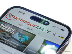 A adoção da Ilha Dinâmica através da série 15 do iPhone não coincidirá com os displays ProMotion para todos os modelos, iPhone 14 Pro fotografado. (Fonte da imagem: NotebookCheck)