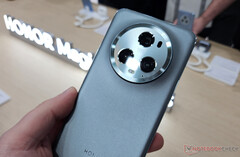 O Magic5 Pro possui muitas ferragens impressionantes, incluindo três câmeras de 50 MP voltadas para trás. (Fonte de imagem: NotebookCheck)