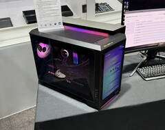 O próximo PC MEG Vision X AI da MSI, equipado com RTX 50, possui uma tela integrada. (Fonte da imagem: Cowcotland)