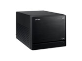 A imagem mostra uma visão frontal do Mini PC Shuttle XPC, que parece um cubo preto com um design minimalista. 
