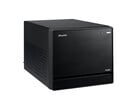 A imagem mostra uma visão frontal do Mini PC Shuttle XPC, que parece um cubo preto com um design minimalista.