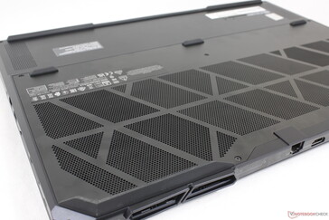 Amplas grades de ventilação ao longo da tampa traseira e inferior