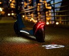 A scooter elétrica Bugatti possui uma luz LED que projeta o logotipo da marca no chão ao montá-la (Imagem: Bugatti)