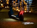 A scooter elétrica Bugatti possui uma luz LED que projeta o logotipo da marca no chão ao montá-la (Imagem: Bugatti)