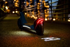 A scooter elétrica Bugatti possui uma luz LED que projeta o logotipo da marca no chão ao montá-la (Imagem: Bugatti)