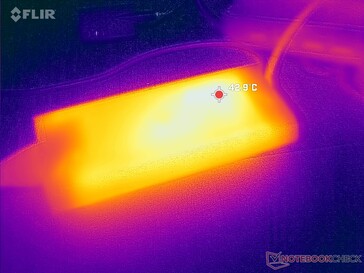 O adaptador CA atinge mais de 43 °C quando está sob carga pesada