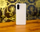 Com seu visual chique de mármore e sua caixa de alta qualidade, o OnePlus Nord CE 5 causa imediatamente uma boa impressão. (Fonte da imagem: Notebookcheck)