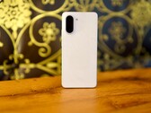 Com seu visual chique de mármore e sua caixa de alta qualidade, o OnePlus Nord CE 5 causa imediatamente uma boa impressão. (Fonte da imagem: Notebookcheck)