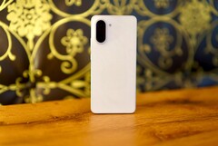 Com seu visual chique de mármore e sua caixa de alta qualidade, o OnePlus Nord CE 5 causa imediatamente uma boa impressão. (Fonte da imagem: Notebookcheck)