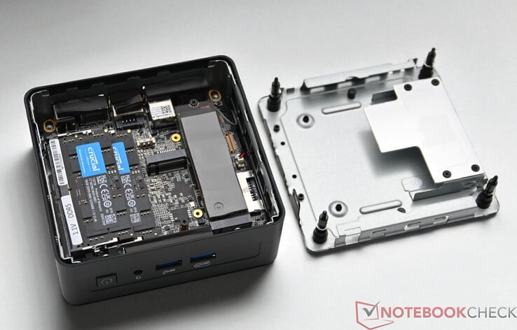 Geekom Mini IT15 com fundo aberto