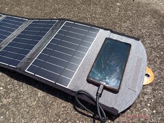 A bateria solar orgânica armazena a luz solar por mais de 48 horas. Na foto: Carregador solar portátil da Choetech (Fonte da imagem: Allen Ngo, Notebookcheck)