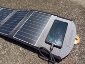 A bateria solar orgânica armazena a luz solar por mais de 48 horas. Na foto: Carregador solar portátil da Choetech (Fonte da imagem: Allen Ngo, Notebookcheck)