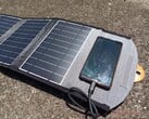 A bateria solar orgânica armazena a luz solar por mais de 48 horas. Na foto: Carregador solar portátil da Choetech (Fonte da imagem: Allen Ngo, Notebookcheck)