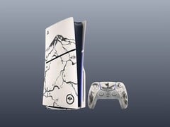 O PS5 e seu controle com skins personalizadas do Ghost of Yotei.