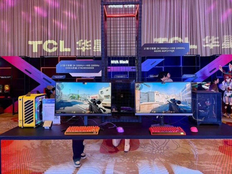 O Philips Evnia 27M2N5500XD e o AOC Agon AGP277QK em exibição. (Fonte da imagem: Philips)