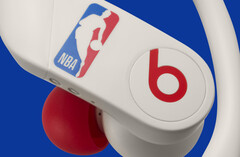 A edição do NBA75 Ivory é funcionalmente a mesma que a do PowerBeats Pro normal. (Fonte de imagem: Apple)