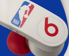 A edição do NBA75 Ivory é funcionalmente a mesma que a do PowerBeats Pro normal. (Fonte de imagem: Apple)