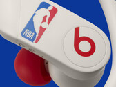 A edição do NBA75 Ivory é funcionalmente a mesma que a do PowerBeats Pro normal. (Fonte de imagem: Apple)