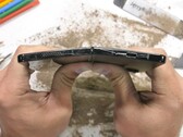 O Samsung Galaxy Z Fold4 é um smartphone robusto, apesar de ser dobrável. (Fonte de imagem: JerryRigEverything)