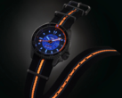 O relógio Seiko 5 Sports x Bamford Limited Edition (na foto) tem um mostrador azul-petróleo acentuado por elementos em laranja, azul e branco, tanto no mostrador quanto na pulseira de náilon. (Fonte da imagem: Seiko)