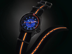 O relógio Seiko 5 Sports x Bamford Limited Edition (na foto) tem um mostrador azul-petróleo acentuado por elementos em laranja, azul e branco, tanto no mostrador quanto na pulseira de náilon. (Fonte da imagem: Seiko)