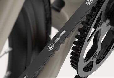 É utilizada uma correia de carbono da Gates