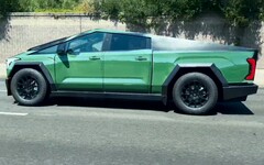 Recentemente, o Tesla Cybertruck zombou do Toyota Tundra com um envelopamento, depois de fazer o mesmo com o Ford F-150 semanas antes. (Fonte da imagem: Clube de Proprietários do Cybertruck)