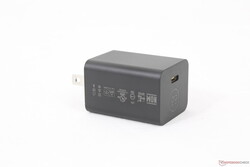 Adaptador CA universal USB-C de 65 W muito pequeno (~4,6 x 3,5 x 3 cm)