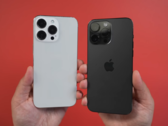 Um boneco do iPhone 15 Pro Max ao lado de um iPhone 14 Pro Max. (Fonte: MacRumors)