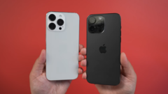 Um boneco do iPhone 15 Pro Max ao lado de um iPhone 14 Pro Max. (Fonte: MacRumors)