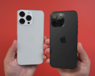 Um boneco do iPhone 15 Pro Max ao lado de um iPhone 14 Pro Max. (Fonte: MacRumors)