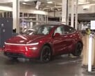 Um Tesla Model Y dirigindo de forma autônoma para o estacionamento durante uma visita à fábrica da Giga Texas por Lara Trump (Fonte da imagem: Tesla North America on X)