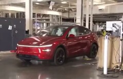 Um Tesla Model Y dirigindo de forma autônoma para o estacionamento durante uma visita à fábrica da Giga Texas por Lara Trump (Fonte da imagem: Tesla North America on X)
