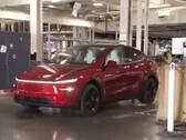 Um Tesla Model Y dirigindo de forma autônoma para o estacionamento durante uma visita à fábrica da Giga Texas por Lara Trump (Fonte da imagem: Tesla North America on X)
