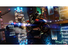 Uma captura de tela tirada do GTA V Enhanced que mostra o ray tracing recém-adicionado. Uma bicicleta passa por uma rua escorregadia à noite, com um carro de polícia logo atrás. (Fonte da imagem: Steam)