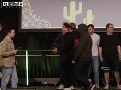 Uma captura de tela do clipe que mostra MAUschine dando um soco em Spidergum