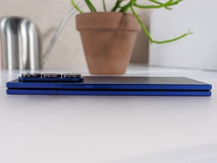 O Galaxy Z Fold7 é um dos smartphones dobráveis mais finos do mundo, dobrado (Fonte da imagem: Notebookcheck)