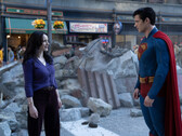 Lois Lane e Superman fazem uma pausa em meio aos escombros de Metrópolis (Fonte da imagem: Warner Bros. Pictures / Jessica Miglio via Batman News)