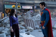 Lois Lane e Superman fazem uma pausa em meio aos escombros de Metrópolis (Fonte da imagem: Warner Bros. Pictures / Jessica Miglio via Batman News)