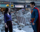 Lois Lane e Superman fazem uma pausa em meio aos escombros de Metrópolis (Fonte da imagem: Warner Bros. Pictures / Jessica Miglio via Batman News)