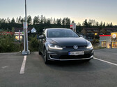 VW elétrico em uma estação Tesla Supercharger na Europa (imagem: OfficialQzf/Reddit)