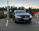 VW elétrico em uma estação Tesla Supercharger na Europa (imagem: OfficialQzf/Reddit)