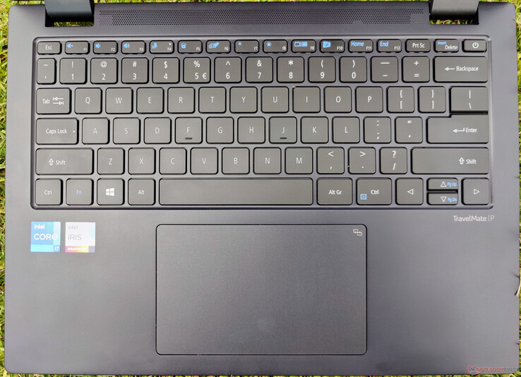 O teclado oferece uma experiência de digitação decente enquanto o touchpad permite um deslizamento suave com resistência mínima
