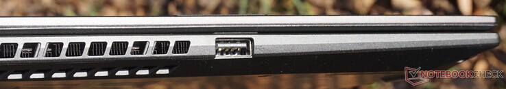 À esquerda: USB 2.0