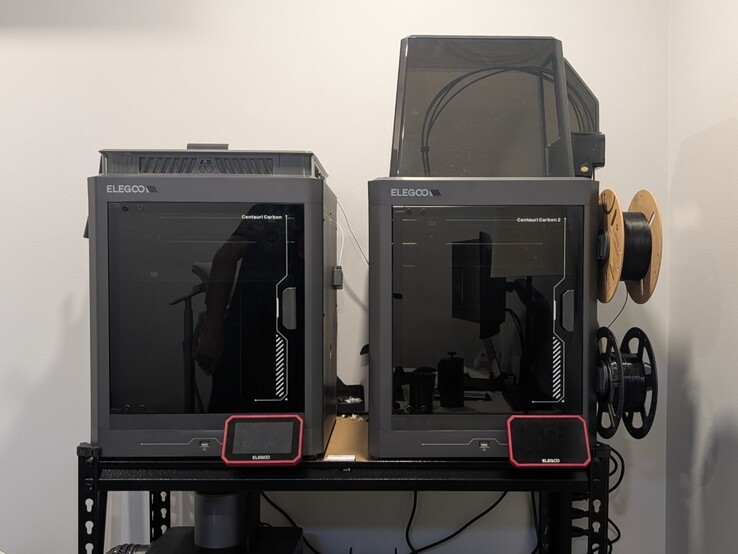 Elegoo Centauri Carbon (esquerda) e Centauri Carbon 2 Combo (direita).