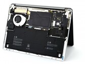 A parte interna do Surface Laptop 7 é facilmente acessível. (Imagem: iFixit)